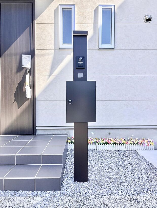 【その他現地】表札・インターホン・ポストをひとつに集約。エントランスになじむシンプルデザイン。