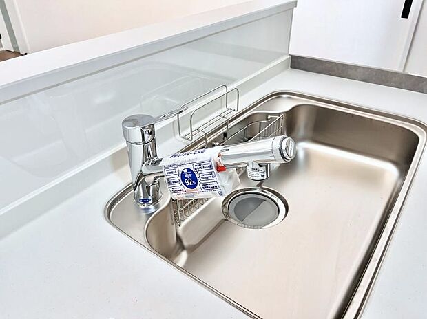 【その他設備(浄水器)】いつでも清潔なおいしいお水を。一つの水栓で水道水と浄水を使い分け。