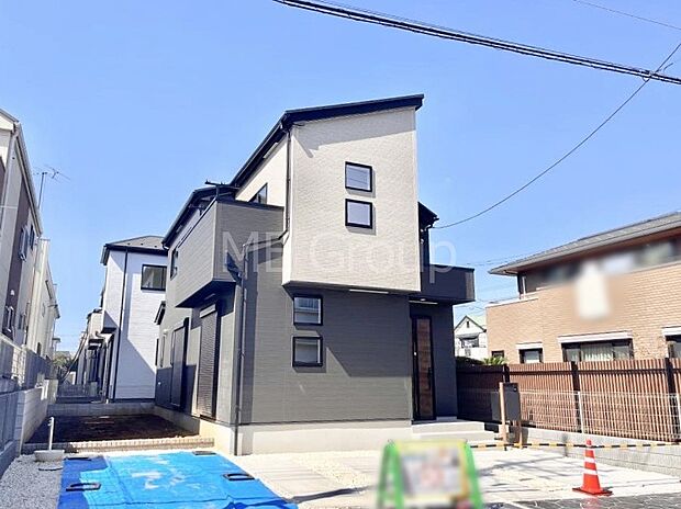 【現地外観写真】暮らしやすさと居心地の良さにこだわったシンプルで飽きのこないデザイン !