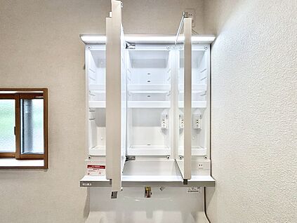 その他設備(三面鏡裏収納)