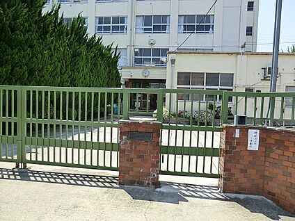 足立区立花畑北中学校 560m