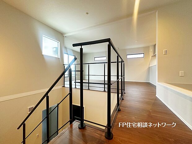 吹抜けとスチール手すりが魅せる開放感。光と風が心地よく巡るデザイン空間。