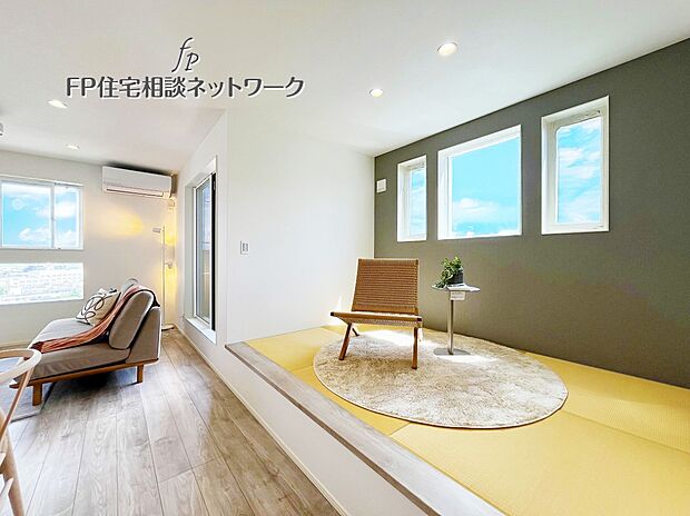 リビングの一角には畳コーナーを設置しました。お子様のお昼寝スペースにしたり、ごろんと横になったり・・・用途は色々。