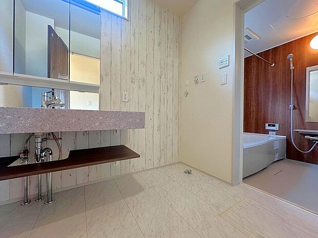 お洒落なアクセントクロスが印象的な広々洗面室は、汚れも目立たず快適です。洗練されたデザインと清潔感を保ちやすいフルフラットカウンター。