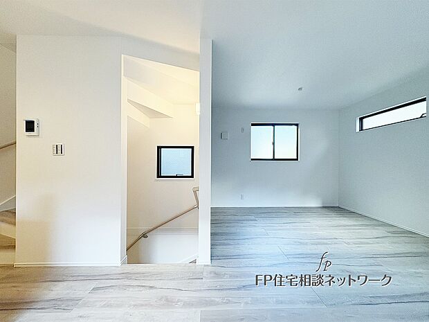 陽射しがたっぷり入る心地よい空間。階段からリビングまでつながる明るい動線で、家族の会話も自然と広がります。