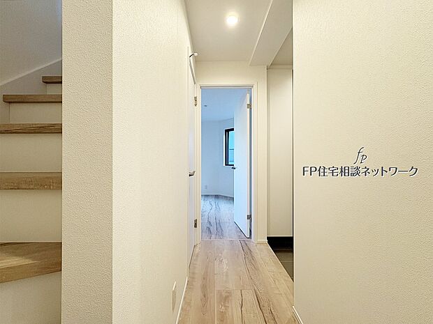 やわらかな陽光が差し込む心地よい空間。シンプルで美しいデザインと収納のバランスが魅力です。