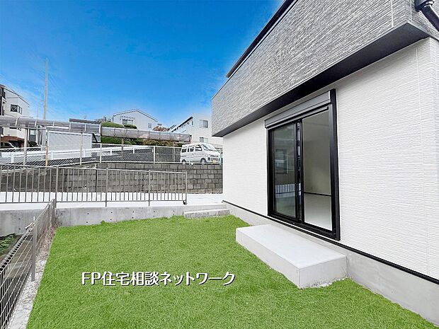 陽当たりの良い庭付き住まい。リビングからそのまま出られる開放的な空間は、お子様の遊び場やガーデニングにも最適。プライベートな時間をゆったり楽しめます。