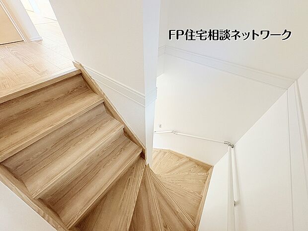 【階段】類似内観仕様  木目の美しさが映える階段スペース。手すり付きで昇り降りも安心、明るくすっきりとした設計で住まい全体にやさしい統一感をもたらします。