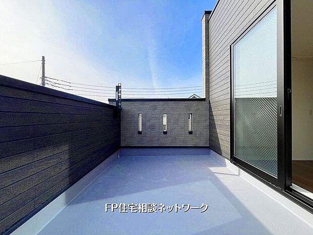 【バルコニー】インナーバルコニー風の設計で、外からの視線を気にせず寛げます。青空の下でべランピングや趣味の時間を満喫できる、ゆとりあるプライベート空間です。