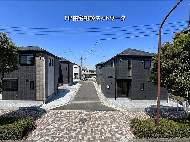 【外観】 統一感のある美しい街並みが誕生。黒のシックな外壁が青空に映える、モダンな佇まいの分譲地です。整備された歩道とゆとりある道路に面し、開放感たっぷり。周囲に高い建物がなく、陽当り・通風も良好です