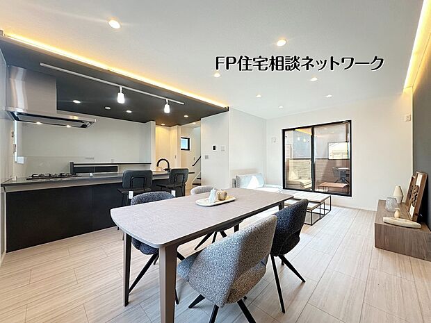 【LDK18.3帖】 天井間接照明が空間に奥行きを演出するLDK。対面キッチンで家族の会話が自然と広がり、ダイニングからテラスへ視線が抜ける、明るく開放的な住まい。