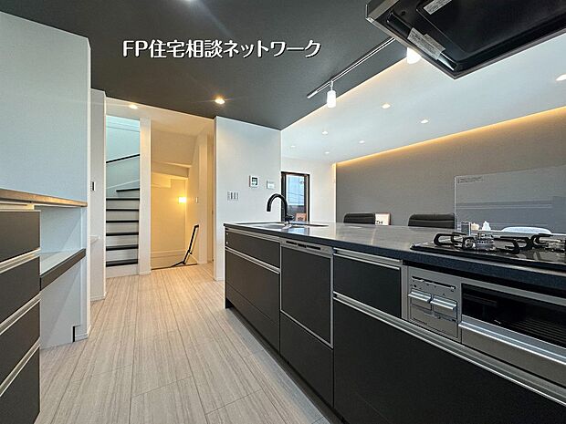 【キッチン】 黒を基調としたペニンシュラキッチンが映えるLDK。作業動線に配慮し、家族との会話も楽しめる開放的な空間です。