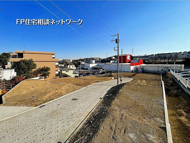 見晴らしのよい立地に計画された建築中の現場。広い道路とゆとりある配置により、4LDK・LDK20帖の広さがより感じられます。