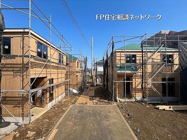 青空に映えるデザイナーズ住宅が誕生。全棟南向きの明るい住空間で、家族の笑顔が広がります。統一感のある街並みが美しい、閑静な住宅街での新生活。