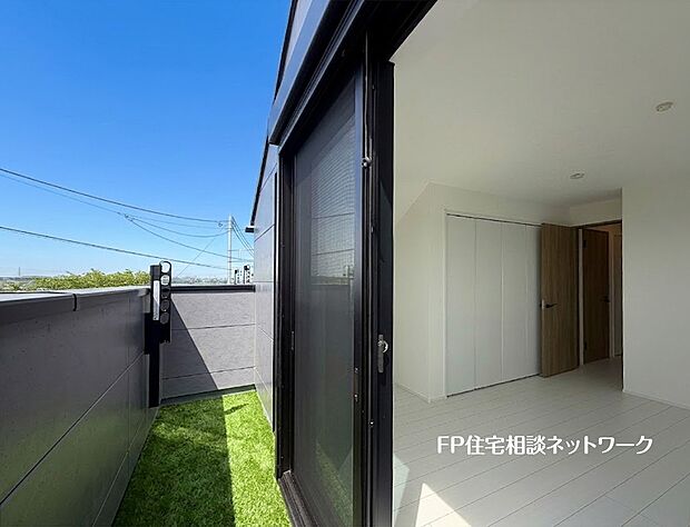 【バルコニー】 本画像はAIがCGで芝を作成しており、実際の現地に芝は設置されておりません。また、販売価格に芝等は含まれておりません。