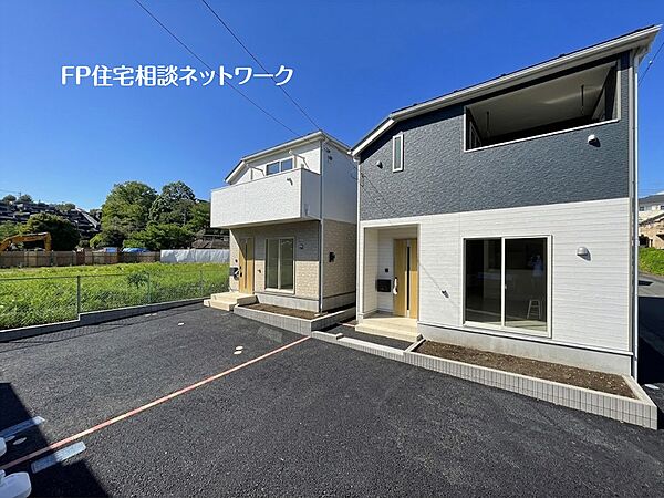 青空の下に佇む、新築の戸建て住宅です。モダンでスタイリッシュな外観が魅力的で、明るく開放的な暮らしを叶えます。駐車スペースもゆとりがあり、新生活のスタートにふさわしい住まいです。