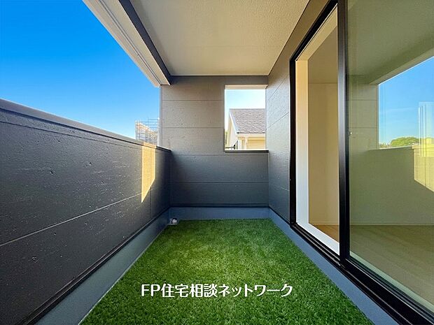 【インナーバルコニー】 本画像はAIがCGで人口芝を作成しており、実際の現地に家具は設置されておりません。また、販売価格に家具等は含まれておりません。