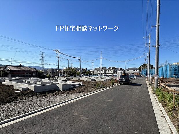 澄み切った青空に映える、造成完了した分譲地。日当たり良好で、生活の利便性も高い環境です。ここから始まる家族の新しい物語の舞台。