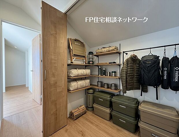【2階クローゼット】 本画像はAIがCGで家具を作成しており、実際の現地に家具は設置されておりません。また、販売価格に家具等は含まれておりません。