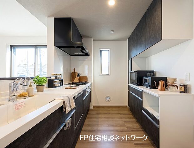 【キッチン】 本画像はAIがCGで家具を作成しており、実際の現地に家具は設置されておりません。また、販売価格に家具等は含まれておりません。