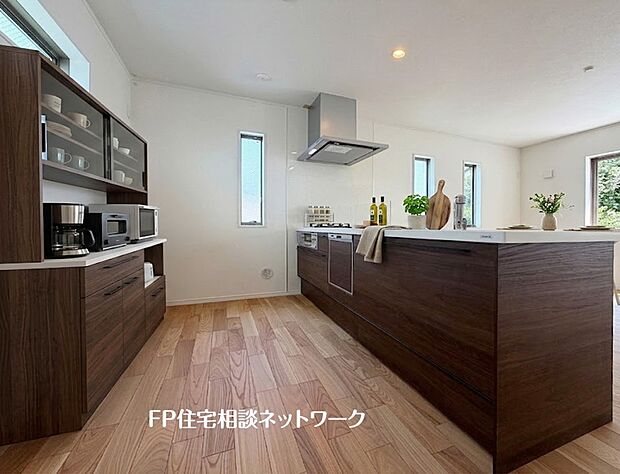 【キッチン】 本画像はAIがCGで家具を作成しており、実際の現地に家具は設置されておりません。また、販売価格に家具等は含まれておりません。