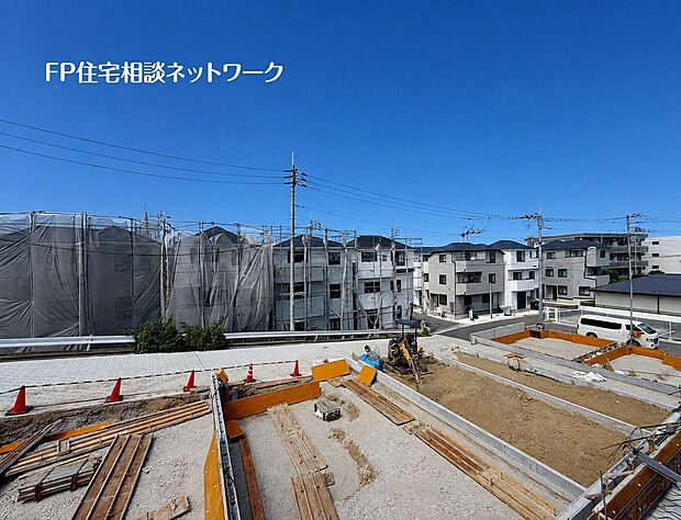 綺麗に舗装された広い前面道路に面した区画です。周囲には綺麗な住宅が立ち並び、日当たりも良く開放的な住環境が広がります。