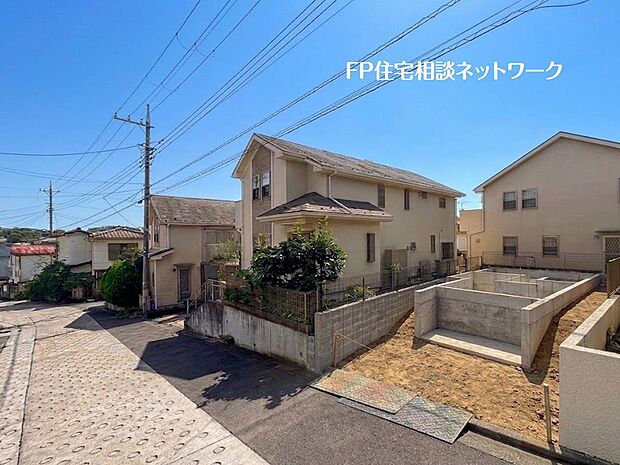 基礎工事が平らにならされ、次のステップであるお家の建設が今にも始まりそうな、ワクワク感があります。