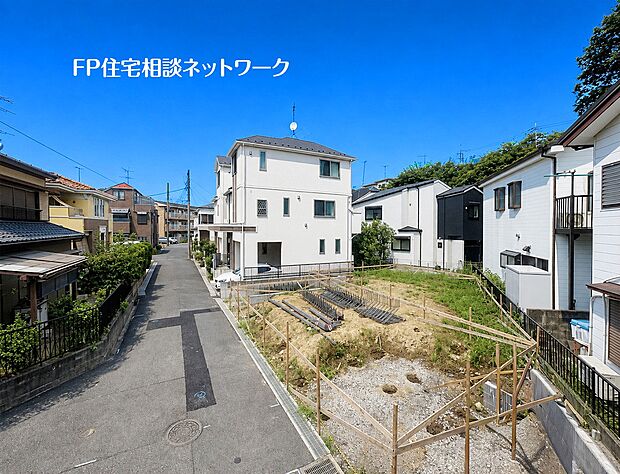 緑を望む穏やかな環境に、新しい住まいが誕生。車2台が駐車可能。完成した街並みの中で、理想の暮らしを描いてみませんか。