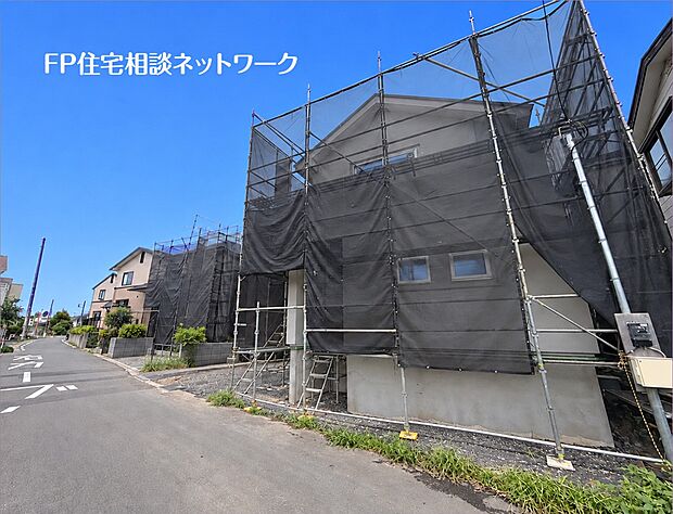閑静な住宅街の一画に複数棟が誕生します。周辺は落ち着いた住宅地で、子育て世帯にも過ごしやすい立地環境。更地から建物が組み上がる、今だけの建築工程を現地でじっくりご覧いただけます。