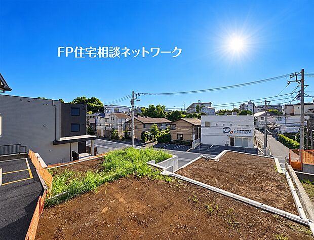 道路に面した雛壇地の売地です。更地になっており、コンクリート擁壁やフェンスが設置されています。自分好みのマイホームを建てるための、想像が膨らむ土地です。