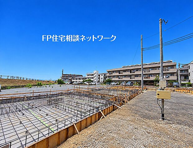 閑静な住宅地に佇む、洗練された外観が目を引くこだわりのデザイナーズ住宅です。開放感あふれる空間設計で、心地よいプライベート時間を演出します。