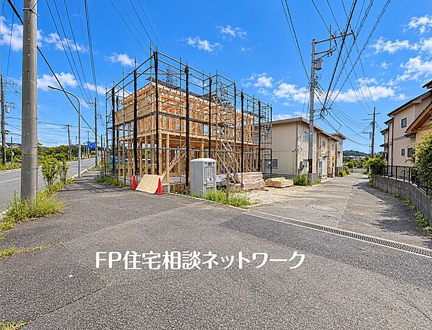緑豊かな住宅地に佇む、日当たりの良い南道路の物件です。2階建ての構造が組み上がり、理想の住まいが形になっています。車は3台駐車可能ですので、ご家族全員のお車も余裕をもって停められます。