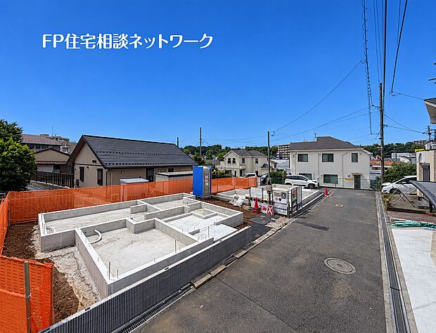 前面道路に沿った敷地の様子を斜めから撮影。車でのアプローチや道路からの見え方を確認できます。