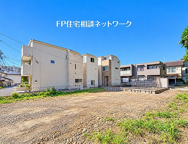 青空が広がる現地は、戸建住宅が並ぶ住宅街の一角。敷地の様子や周辺の街並みを確かめながら、新しい住まいでの暮らしをイメージしていただけます。