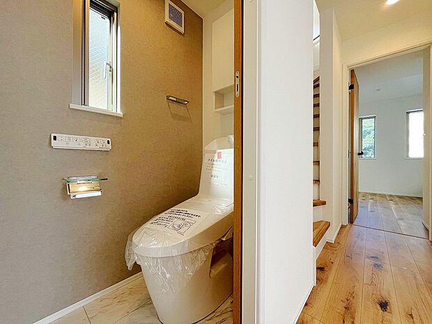 【トイレ】洗浄機能付き便座を標準装備。冬の寒い時期には暖房機能も活躍。快適にご利用いただけます。