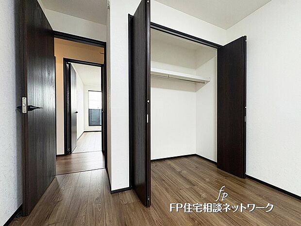 【リビング以外の居室】居室内のクローゼットは、使いやすい棚を設置。デッドスペースをなくし、効率よく収納すればキチンと片付きます。