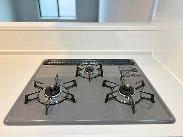 【3口ガスコンロ】慣れている方も多く、火力が目に見えるため、使いやすいという方も多い、3口のガスコンロ仕様です。