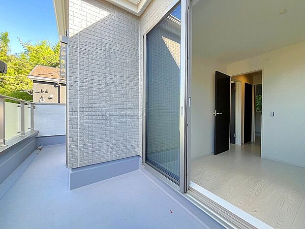 【バルコニー】開放的な空間を演出するバルコニー。建物内にも日差しが入りやすく、生活空間を豊かにします。天気の良い日にはテーブルとイスを並べて外でリラックスする時間も心地良い。