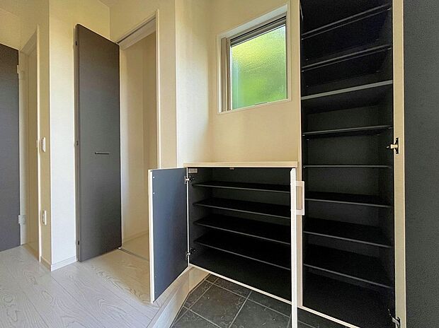 【玄関】玄関収納は、天井まであるタイプのため、家族全員の履物がたっぷりと収納できます。玄関まわりに置いておきたい、外遊び道具、掃除道具など、玄関周りがすっきりします。