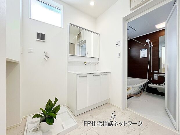 【その他内観】広々洗面室で、朝の身支度も快適スムーズに。壁だし水栓でスッキリした印象の洗面化粧台は大きさも十分。大きな窓もあり、換気も良好。