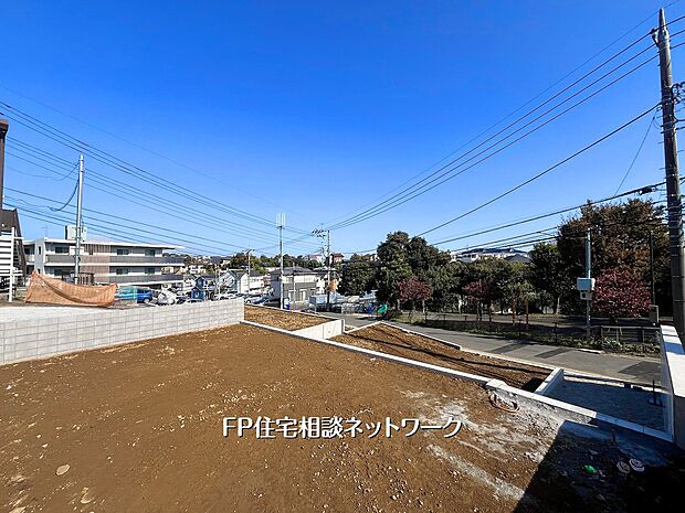 【現地土地写真】公園を望む開放感あるロケーション。静かな住宅街で、ゆとりある2階建て邸宅が叶う整形地。子育て環境も魅力の住まいづくりに最適な立地です。