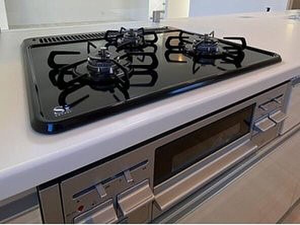 【その他建物プラン例】【建物プラン例　建物価格1980万円、建物面積100m2】慣れている方も多く、火力が目に見えるため、使いやすいという方も多い、3口のガスコンロ仕様です。