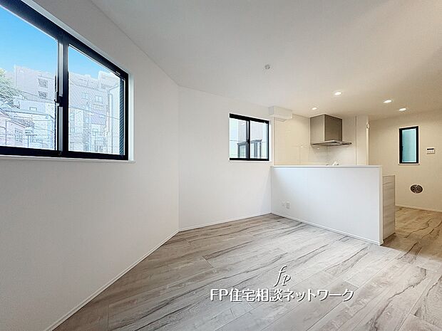 【リビング】やわらかな光に包まれる心地よいリビング。キッチンとのつながりが生む開放感で、毎日の時間を豊かに彩ります。