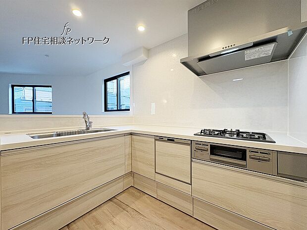 【キッチン】木目調のシステムキッチン。広々としたワークトップで作業しやすく、食洗機付きで家事の時短にも役立ちます。