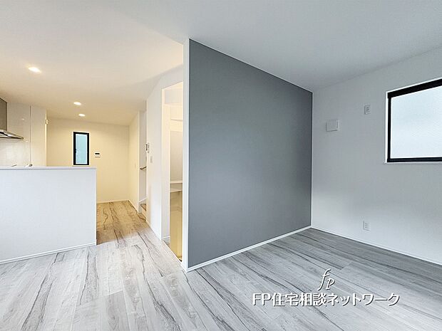 【リビング】やさしい木目とグレーの壁が落ち着いた雰囲気を演出。家族でくつろげる心地よいリビングです。