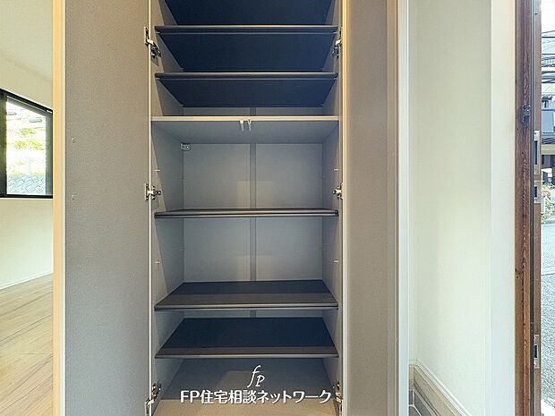 【玄関】靴や小物をすっきり収納できるシューズボックス。棚板の高さ調整ができ、ブーツなどの収納にも便利です。