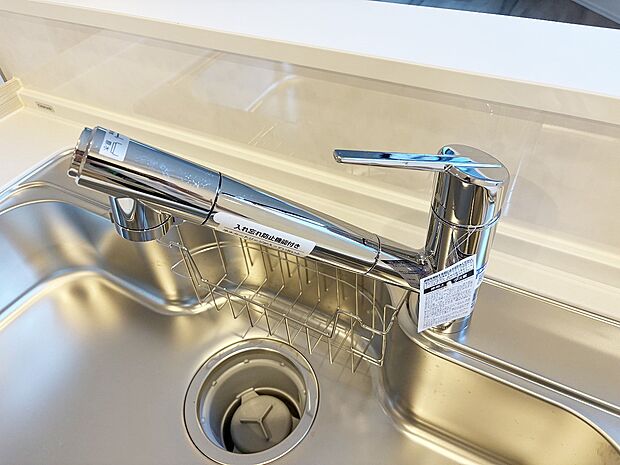 【ビルトイン浄水器 】キッチンには浄水器を標準装備。最近は水を飲むという場面以外にも料理で使用したり、野菜を洗う場合もキレイな水で洗いたいという人が増えてきています。