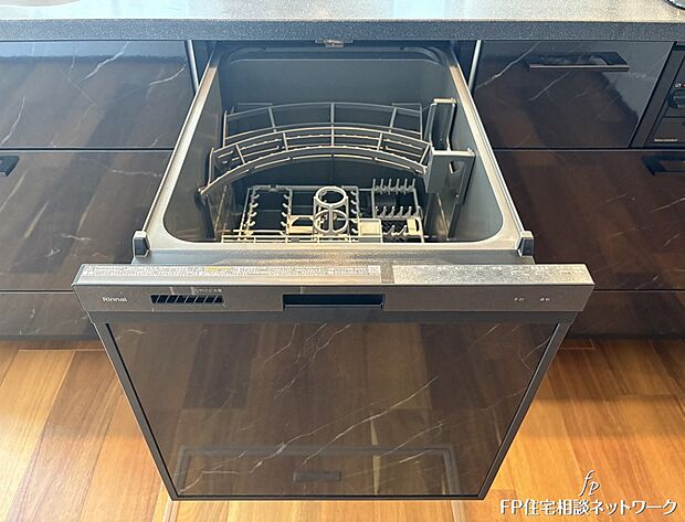 【その他内観】【類似外観同仕様】食洗機　利用者が増えているのはメリットが多いから。時間の節約、手が荒れない、水道代の節約、高温度で洗うので油汚れもしっかり落とせる。まさに理想家電。 
