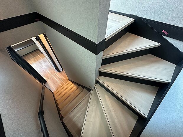【その他内観】【階段】 手すり付きの階段や、各居室へのスムーズな動線が魅力的な住まいです。