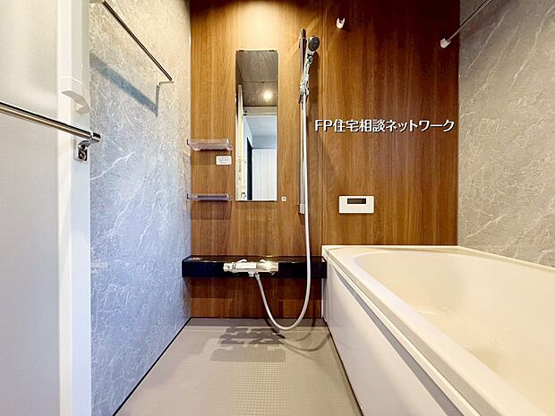【その他内観】【類似外観同仕様】木目調パネルと石目柄のアクセントが調和した、ホテルライクなバスルーム。落ち着いた雰囲気の中で、一日の疲れを癒す贅沢な時間を過ごせます。
